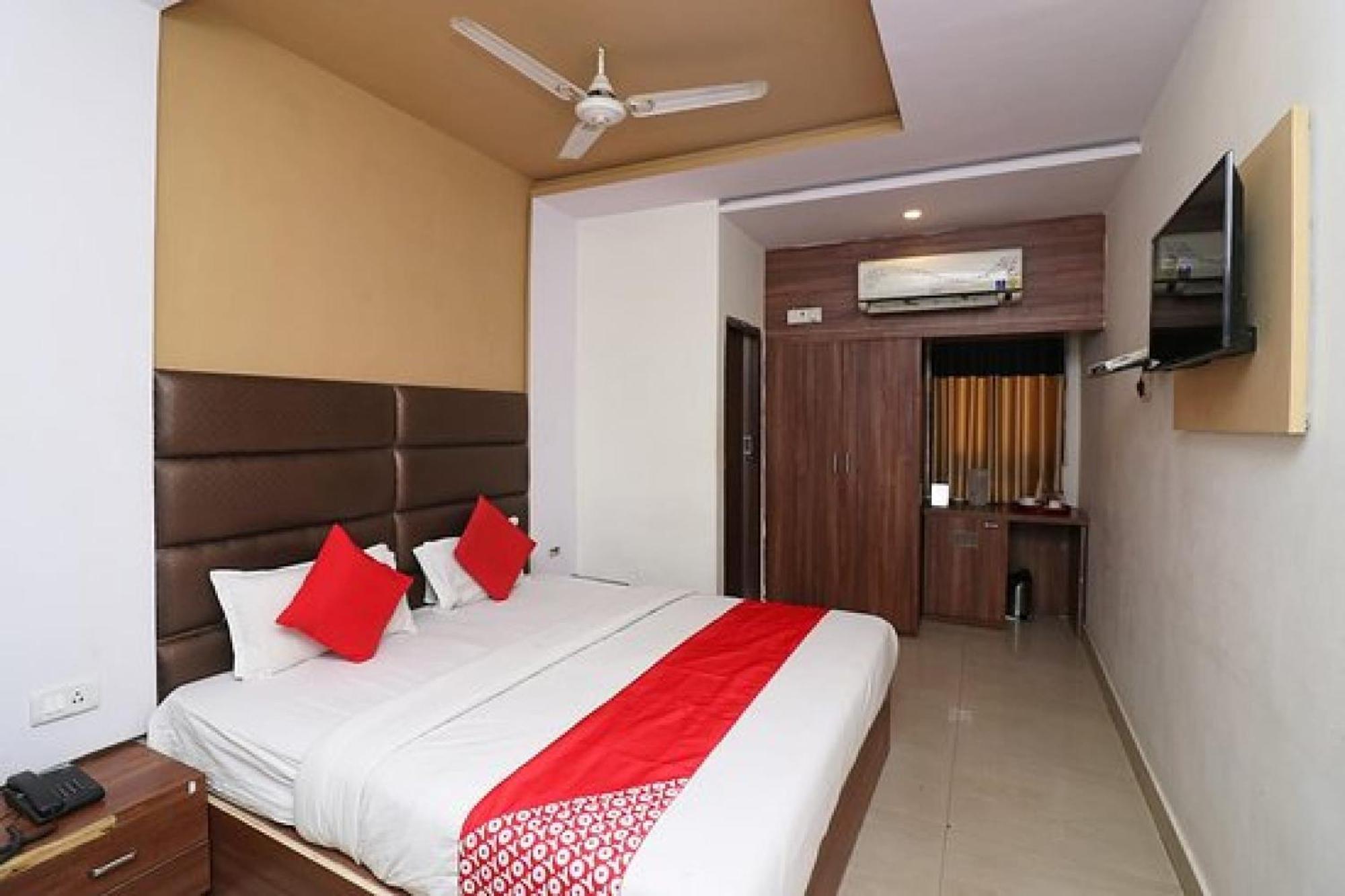 Capital O Hotel Surya Continental Lucknow Bagian luar foto