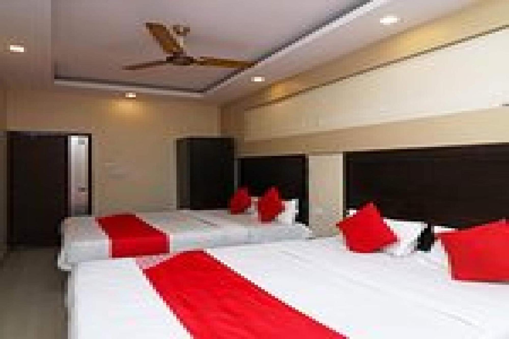Capital O Hotel Surya Continental Lucknow Bagian luar foto