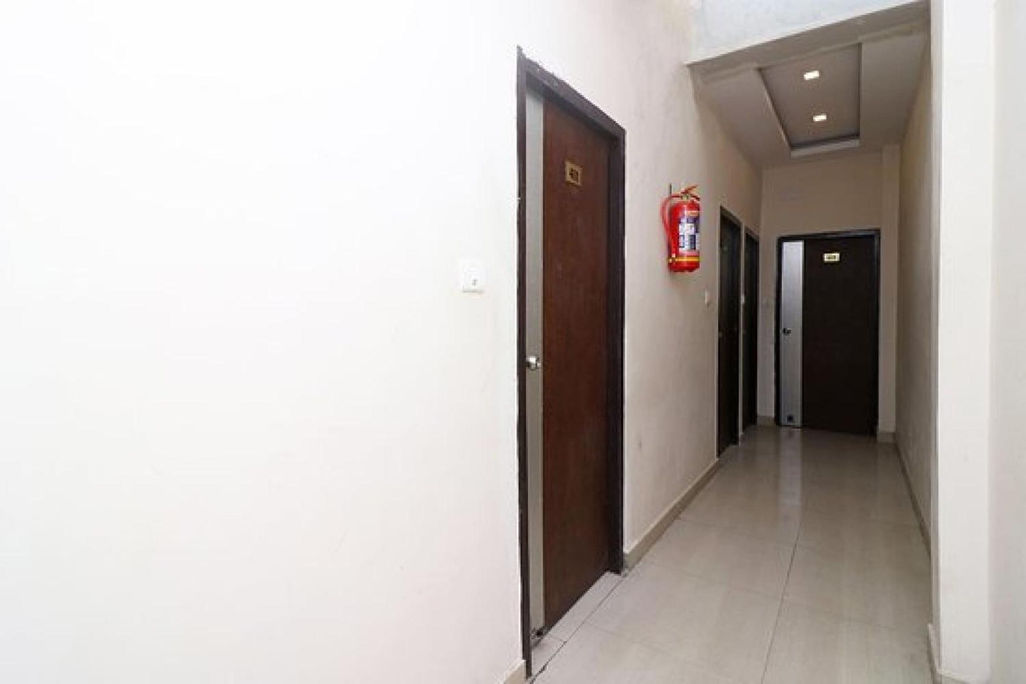 Capital O Hotel Surya Continental Lucknow Bagian luar foto