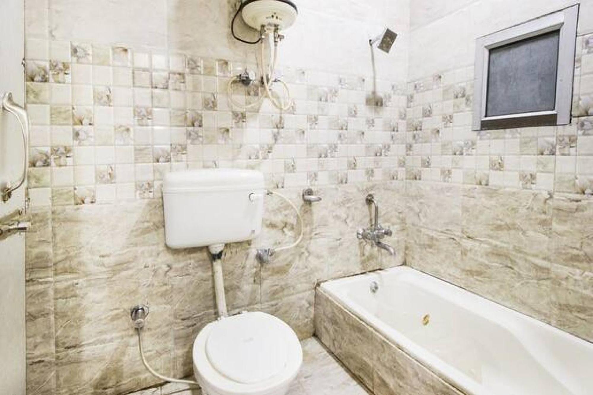 Capital O Hotel Surya Continental Lucknow Bagian luar foto